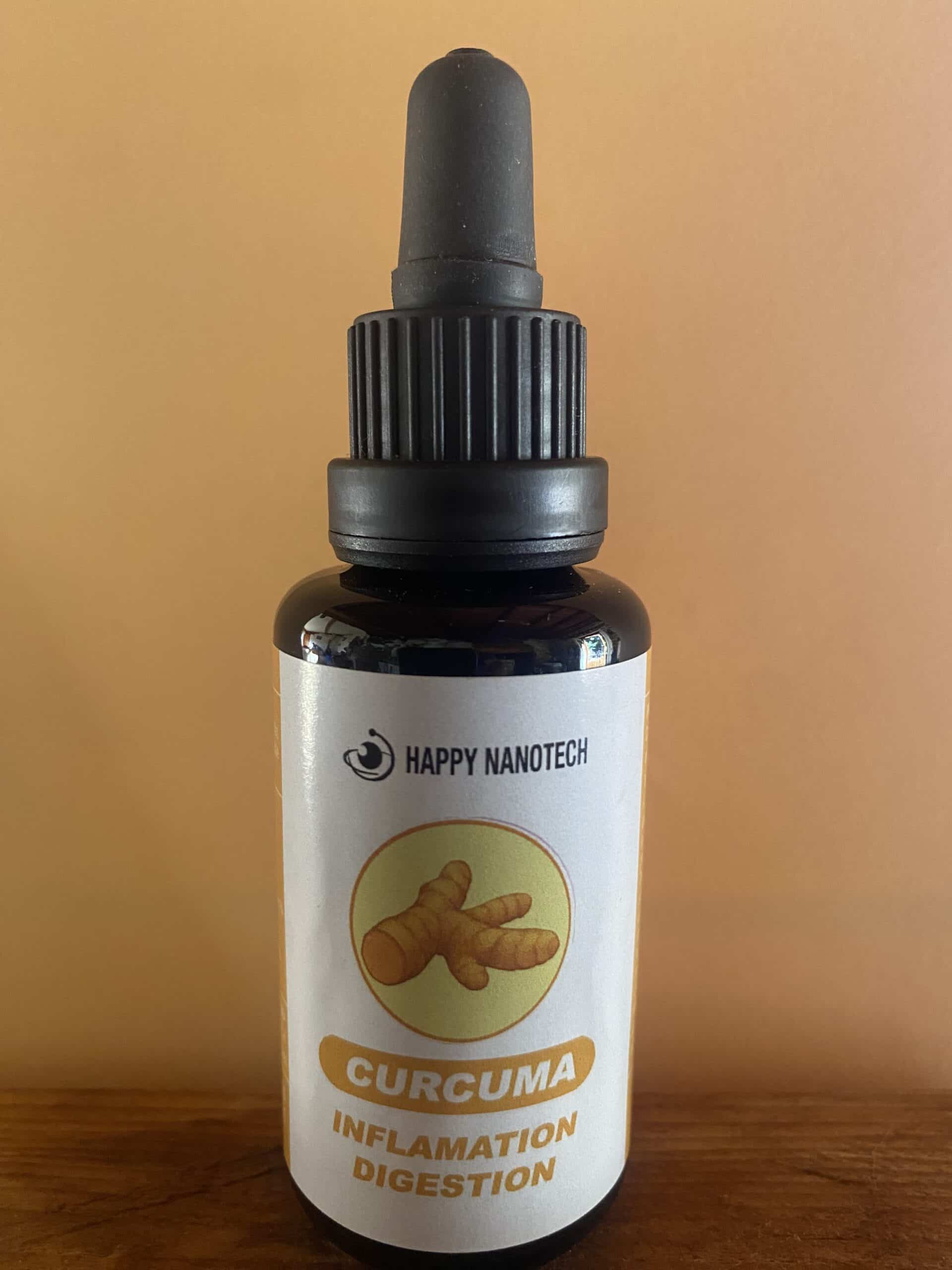 Flacon de gouttes Happy Nanotech Curcuma pour l'inflammation et la digestion, avec racine de curcuma sur l'étiquette, sur fond orange.