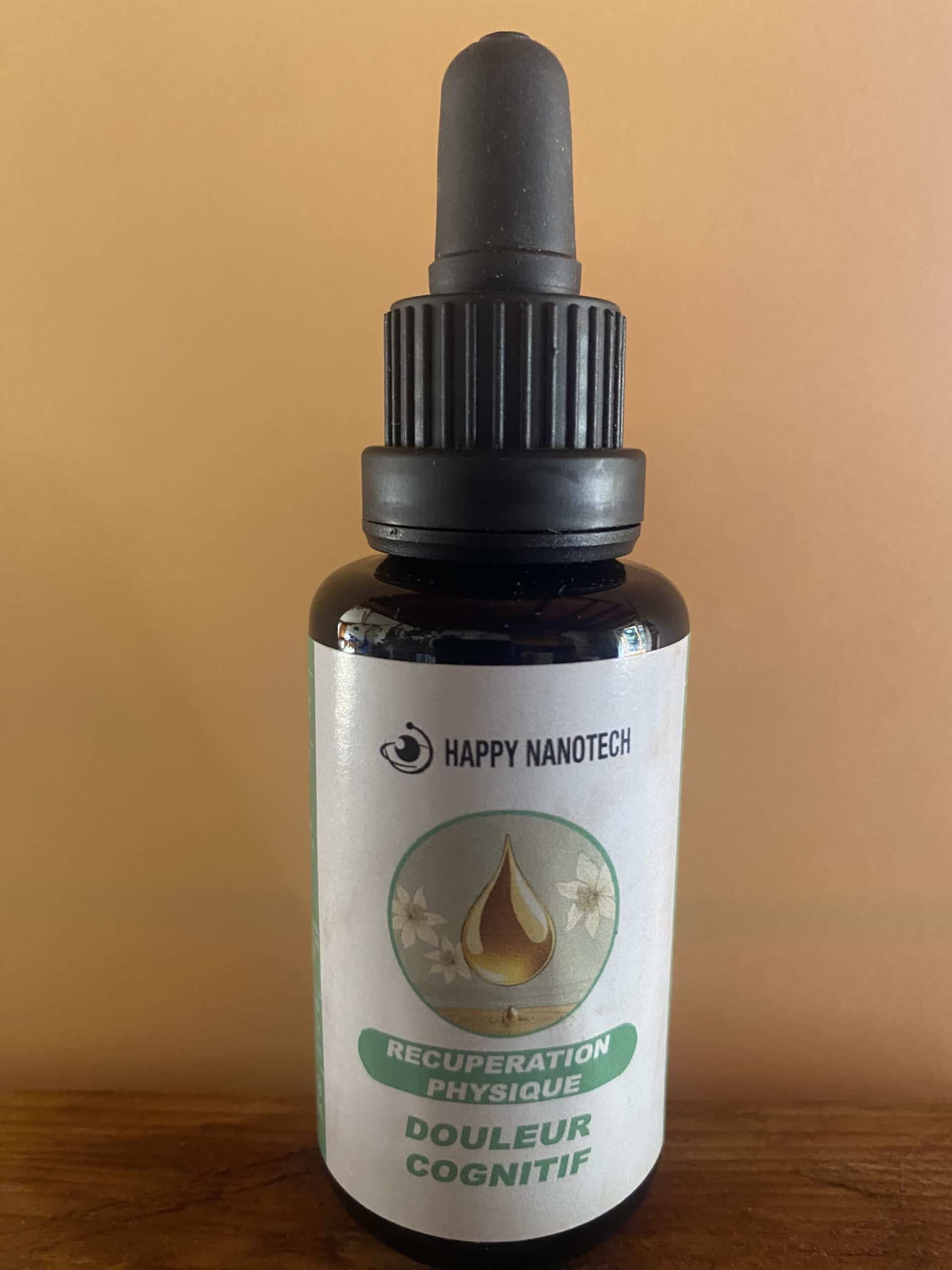 Bouteille compte-gouttes foncée Happy Nanotech. L'étiquette blanche montre une goutte et des fleurs, indiquant "RECUPERATION PHYSIQUE, DOULEUR, COGNITIF".